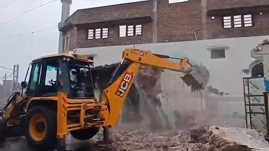 संभल में लोगों ने ₹1000/घंटे के किराए पर बुलडोजर बुलाकर गिरा दी मस्जिद, मुस्लिम समुदाय ने क्या कहा?