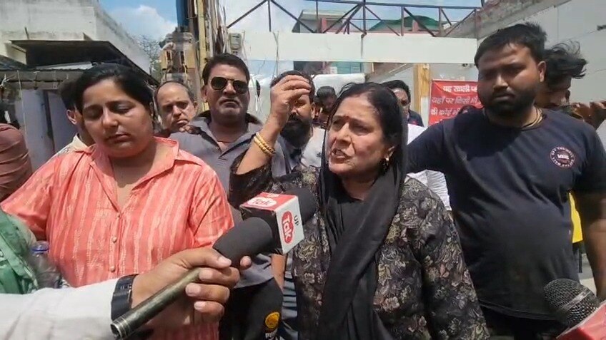 न दुकान बची, न स्कूल... मेरठ सेंट्रल मार्केट की सीलिंग ने सैकड़ों परिवारों को ला दिया सड़क पर, पीड़ितों का यूं छलका दर्द