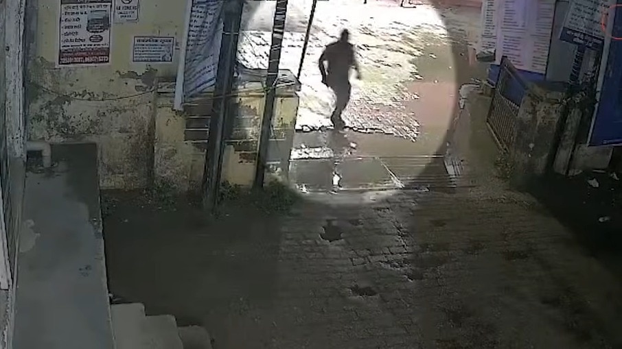 जिप्सी से कूदकर भागा शराबी, पीछे दौड़ती रही गाजियाबाद पुलिस... इन 4 पुलिसवालों पर हुआ एक्शन