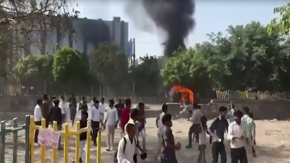 नोएडा सेक्टर-57 में खौफनाक तोड़फोड़! कंपनी के अंदर हमला- शीशे तोड़े, फर्नीचर बिखेरा noida employee protest