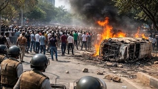 नोएडा के मदरसन कंपनी में बवाल के बाद बढ़ी सुरक्षा, कर्मचारियों की सैलरी को लेकर आ गया ये अपडेट Noida Protest