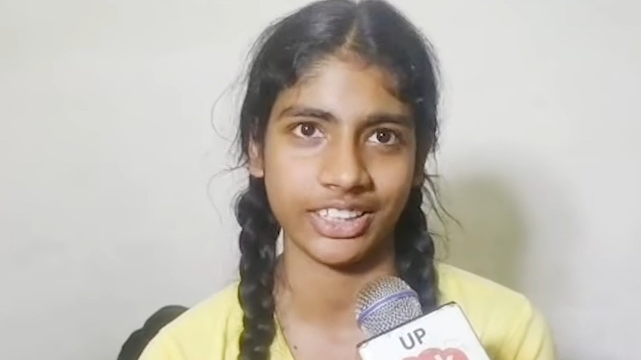 CBSE 10th Result: गांव में नहीं था स्कूल, मां के साथ आई शहर और ला दिए 98%... जान्हवी की कहानी रुला देगी