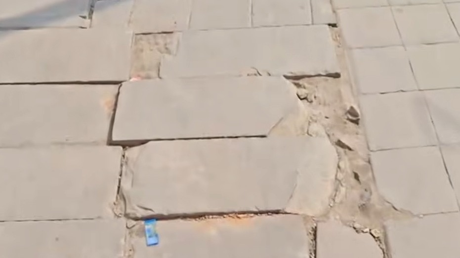 अयोध्या: कनक भवन मार्ग की बदहाली से रामभक्त परेशान! टूटी सड़क और उखड़े पत्थरों ने बढ़ाईं मुश्किलें