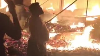 फिरोजाबाद के शिकोहाबाद सब्जी मंडी में लगी आग से जल गईं 60 दुकानें, हुआ लाखों का नुकसान Firozabad News