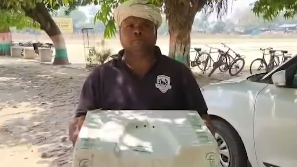 साहब ये लो टॉयलेट सीट और दो मेरी बेटी को एडमिशन... बस्ती से सामने आई ये कहानी आपका कलेजा फाड़ देगी