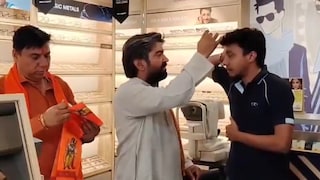 Lenskart के स्टोर पहुंचे हिंदूवादी नेता, स्टाफ को लगाने लगे तिलक... क्या है पूरे विवाद की जड़ Meerut News