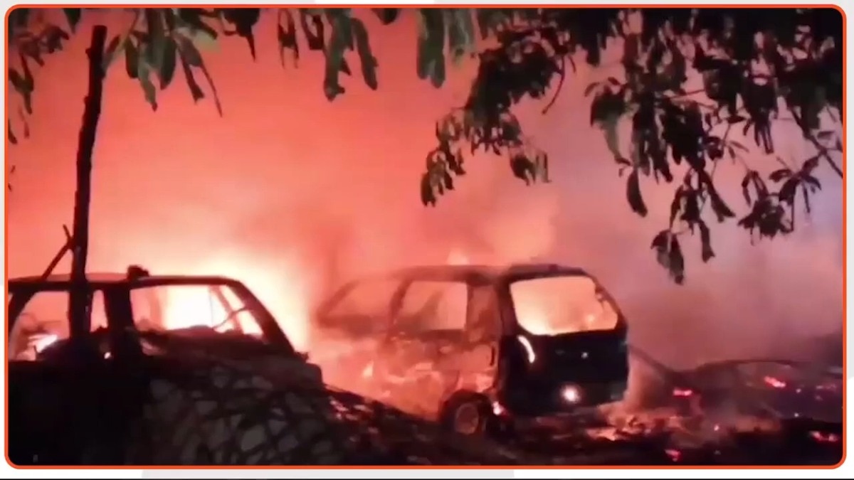 इटावा में गैराज में लगी भीषण आग... एक के बाद एक धमाकों से दहला इलाका, देखें भयानक वीडियो