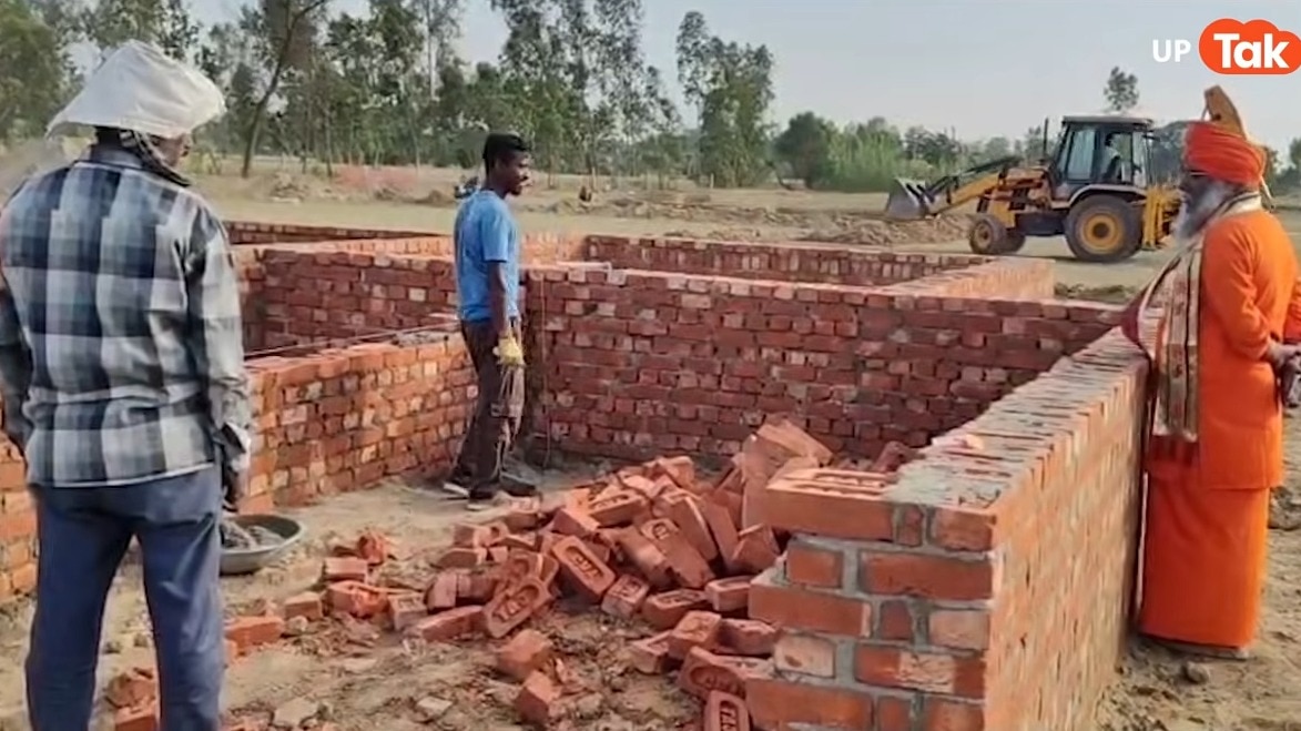 पीलीभीत में 25 करोड़ के स्कूल में 'बिस्कुट' जैसी ईंटें; वायरल वीडियो देख भड़के विधायक, रुका काम