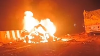 मिर्जापुर में भीषण हादसा... ड्रमगंज घाटी में ट्रक ने कई गाड़ियों को रौंदा, 11 की मौत, बोलेरो में लगी आग Mirzapur accident.