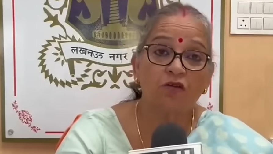 राजनीतिक मजबूरी में मेरी मां का अपमान न करें... लखनऊ मेयर के बयान पर भड़के अखिलेश यादव तो उन्होंने दी ये सफाई