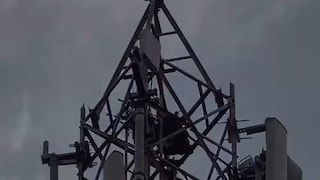 Hathras Mobile Tower Drama: 'जयप्रकाश से कराओ शादी, वरना कूद जाऊंगी...' मोबाइल टावर पर चढ़ी नई नवेली दुल्हन, 3 घंटे तक ड्रामा UP News