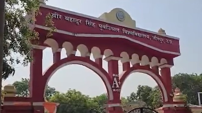 पूर्वांचल यूनिवर्सिटी में 'किताब घोटाला'... 50 करोड़ के भ्रष्टाचार का आरोप, छात्रों के नाम पर खरीदी गईं रद्दी? UP Tak