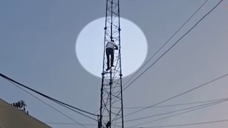 प्रयागराज में बिजली विभाग के JE अभय यादव चढ़ गए टावर पर, मचा बवाल... क्या है माजरा? Prayagraj News