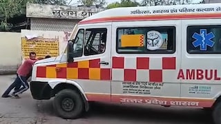 सिस्टम को 'धक्का'! जब सड़क पर एंबुलेंस ने तोड़ा दम, तो तीमारदारों को लगाना पड़ा जोर... वायरल वीडियो ने खोली पोल UP News