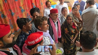 हरदोई पहुंचे अखिलेश यादव के कान में कुछ कहने वालीं बुजुर्ज महिला कौन हैं? Akhilesh Yadav on a visit to Hardoi (Photo: Screengrab)