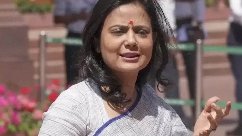 हवाई जहाज में महुआ मोइत्रा से बदसलूकी? महिला सांसद के समर्थन में उतरे अखिलेश यादव, बोला तीखा हमला
