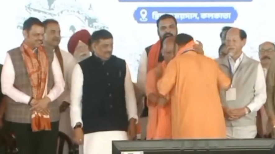 West Bengal Suvendu Adhikari oath: मंच पर पहुंचे CM Yogi ने जिस तरह शुभेंदु अधिकारी को दी बधाई, वायरल हो गया वीडियो