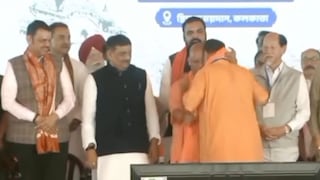 West Bengal Suvendu Adhikari oath: मंच पर पहुंचे CM Yogi ने जिस तरह शुभेंदु अधिकारी को दी बधाई, वायरल हो गया वीडियो UP News