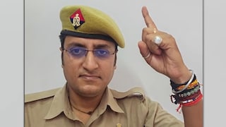साहब! मैं कोई आतंकी नहीं... IPS अफसरों पर आरोप लगाने वाले सिपाही सुनील शुक्ला के घर पुलिस की आधी रात वाली छापेमारी से बवाल Lucknow News