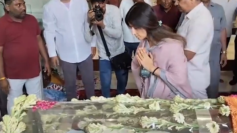 देवर प्रतीक यादव को अंतिम बार देखकर भावुक हुईं डिंपल, इस हाल में आईं नजर!