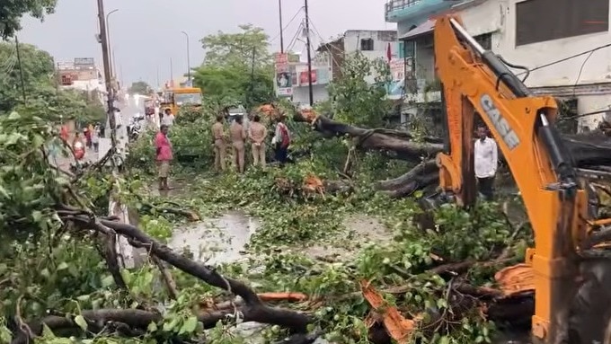 अचानक आंधी-तूफान से यूपी मच गया हाहाकार, 89 लोगों समेत कई जानवरों की भी हुई मौत! 