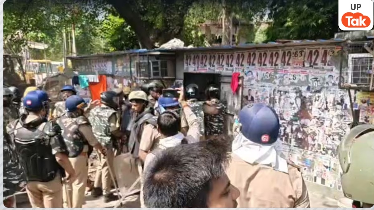 6 बुलडोजर, भारी पुलिस फोर्स और विरोध... लखनऊ कोर्ट परिसर में अचानक जब पहुंचा बुलडोजर तो जमकर हुआ हंगामा