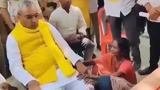 जौनपुर हादसे के पीड़ित परिवार के सामने बैठे रहे मंत्री ओम प्रकाश राजभर... पैरों में गिरकर रोती रहीं महिलाएं, वीडियो वायरल होने पर छिड़ा विवाद OP Rajbhar Jaunpur Video