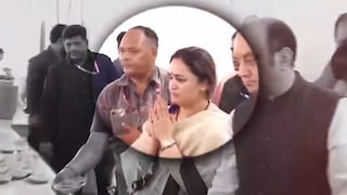 Aparna Yadav Crying: प्रतीक यादव की तेरहवीं में रोने लगीं अपर्णा यादव! Video देख हो जाएंगे इमोशनल Aparna Yadav Crying