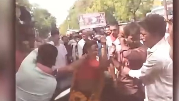 ललितपुर में प्रेमी संग पकड़ी गई पत्नी, सासू मां के साथ पति ने 50 चप्पलों से जमकर पीट दिया