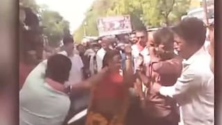 ललितपुर में प्रेमी संग पकड़ी गई पत्नी, सासू मां के साथ पति ने 50 चप्पलों से जमकर पीट दिया Agra Viral Video