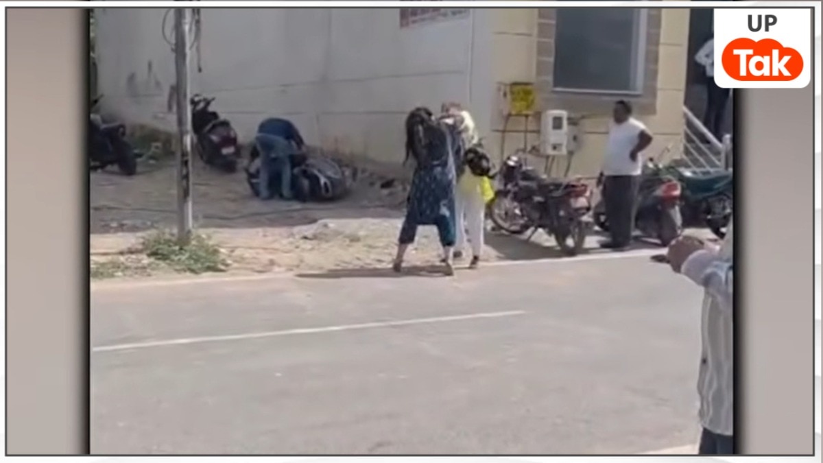 आगरा में 'पति, पत्नी और वो' का बीच सड़क पर ड्रामा... चप्पल-थप्पड़ चले, वीडियो हुआ वायरल