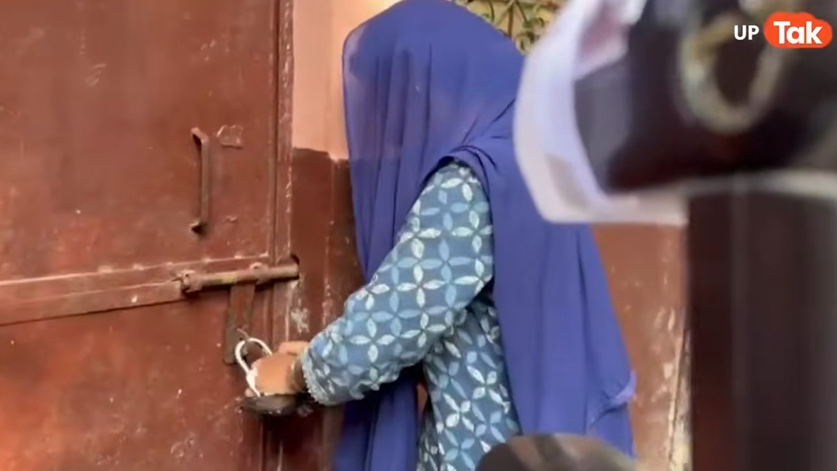 गाजियाबाद में भू-माफियाओं के चंगुल से मुक्त हुआ बुजुर्ग महिला का आशियाना, DM रविंद्र कुमार के जनता दरबार से मिला 3 दिन में न्याय
