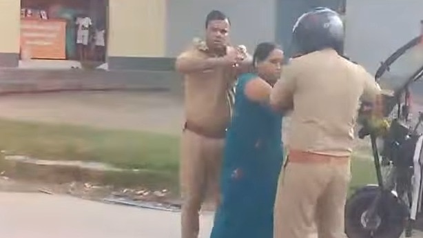 कुशीनगर में महिला ने पुलिसकर्मियों का पकड़ा कॉलर, युवक ने जड़ा थप्पड़... 25000 की घूस और मारपीट के आरोपों से गरमाया माहौल