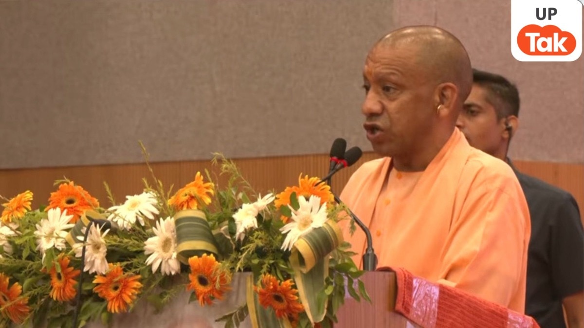 वाराणसी में जन कल्याण शिविर में मुख्यमंत्री योगी आदित्यनाथ ने योजनाओं के लाभार्थियों को स्वीकृति पत्र वितरित किए