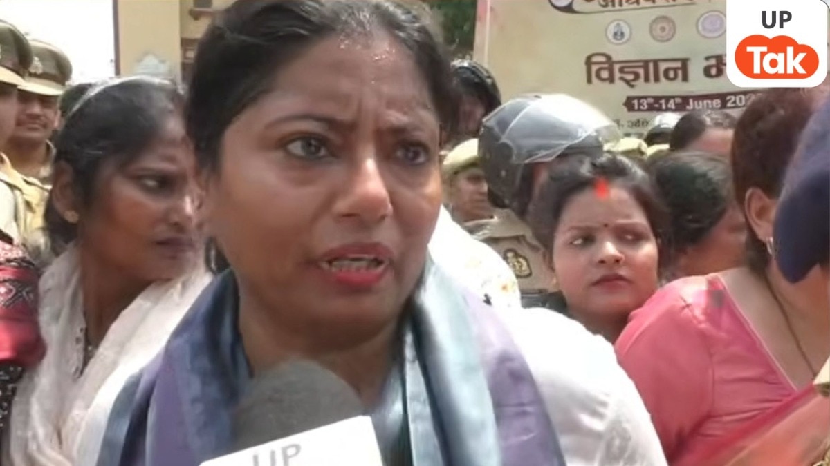 वाराणसी में हाई वोल्टेज ड्रामा! वाराणसी के भू गेट पर पल्लवी पटेल को पुलिस ने रोका, समर्थकों समेत किया डिटेन 