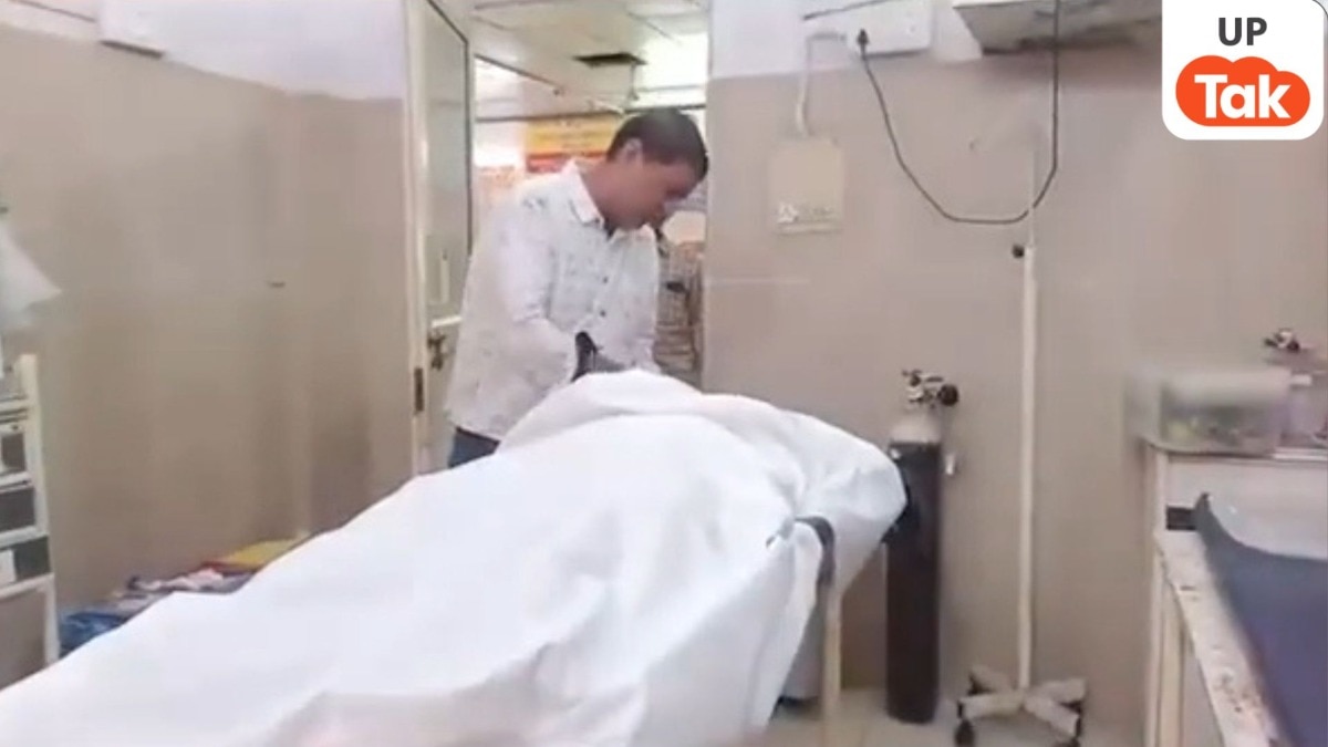 वृंदावन में दर्शन के लिए आए अभिज्ञान गुप्ता की करंट लगने से मौत, अस्पताल में पिता का बेटे की लाश को दुलारते हुए वीडियो देख भावुक हुए लोग...