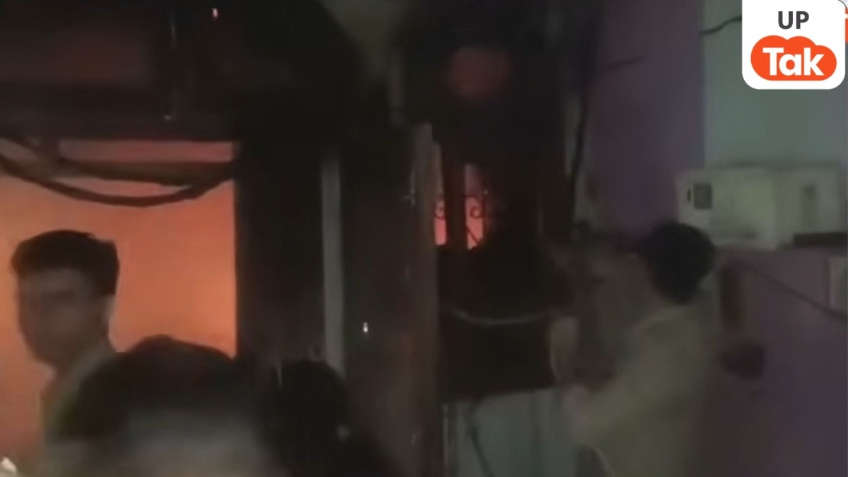 अलीगढ़ में AC कंप्रेसर में धमाके के बाद घर बना आग का गोला...धुएं के बीच फंसे 79 वर्षीय बुजुर्ग कारोबारी, हालत गंभीर 