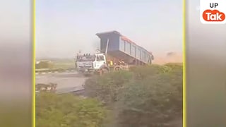 ग्रेटर नोएडा एक्सप्रेसवे पर अचानक चलते डंपर से गिरने लगे पत्थर, कुछ ही सेकंड में हाईवे बना तबाही का मैदान...क्या है इस वायरल वीडियो की सच्चाई? UP Tak