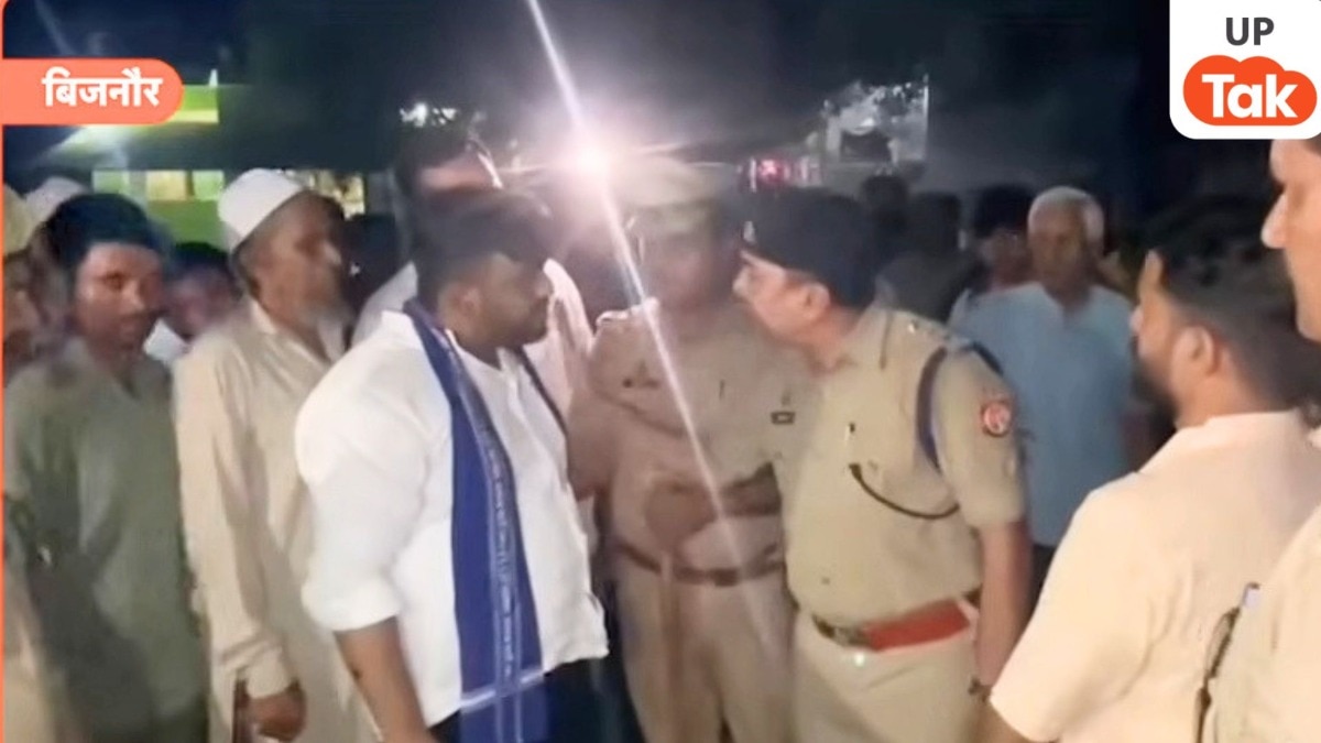 बिजनौर में मजार पर बुलडोजर कार्रवाई से मचा बवाल...पुलिस और आजाद समाज पार्टी के कार्यकर्ताओं के बीच जमकर हुई झड़प!