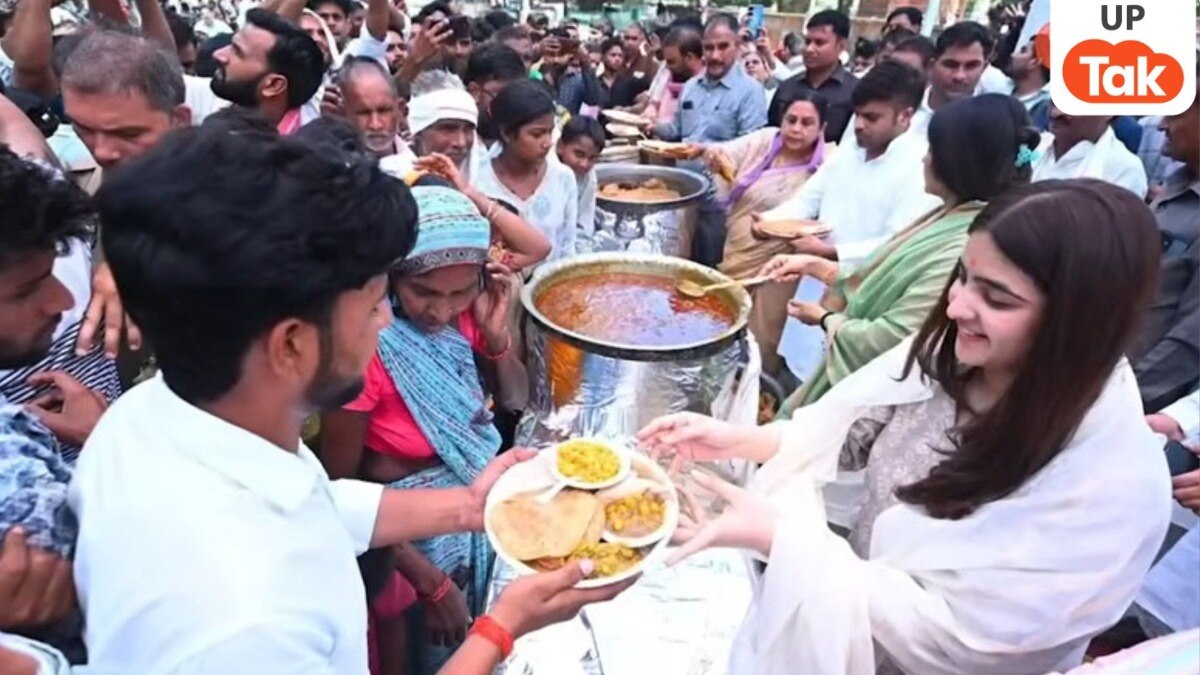 भंडारे में बेटी संग नजर आईं डिंपल यादव, तस्वीरों के वायरल होते ही यूपी की राजनीति में हलचल तेज!