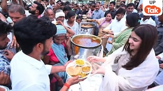 भंडारे में बेटी संग नजर आईं डिंपल यादव, तस्वीरों के वायरल होते ही यूपी की राजनीति में हलचल तेज! UP Tak