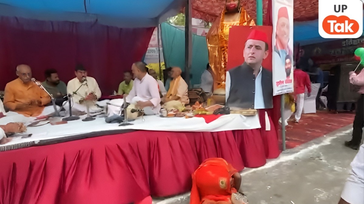 भगवान की मूर्तियों के बीच रखी अखिलेश की तस्वीर, फिर महिला ने जो किया उसे देखकर हर कोई रह गया हैरान!
