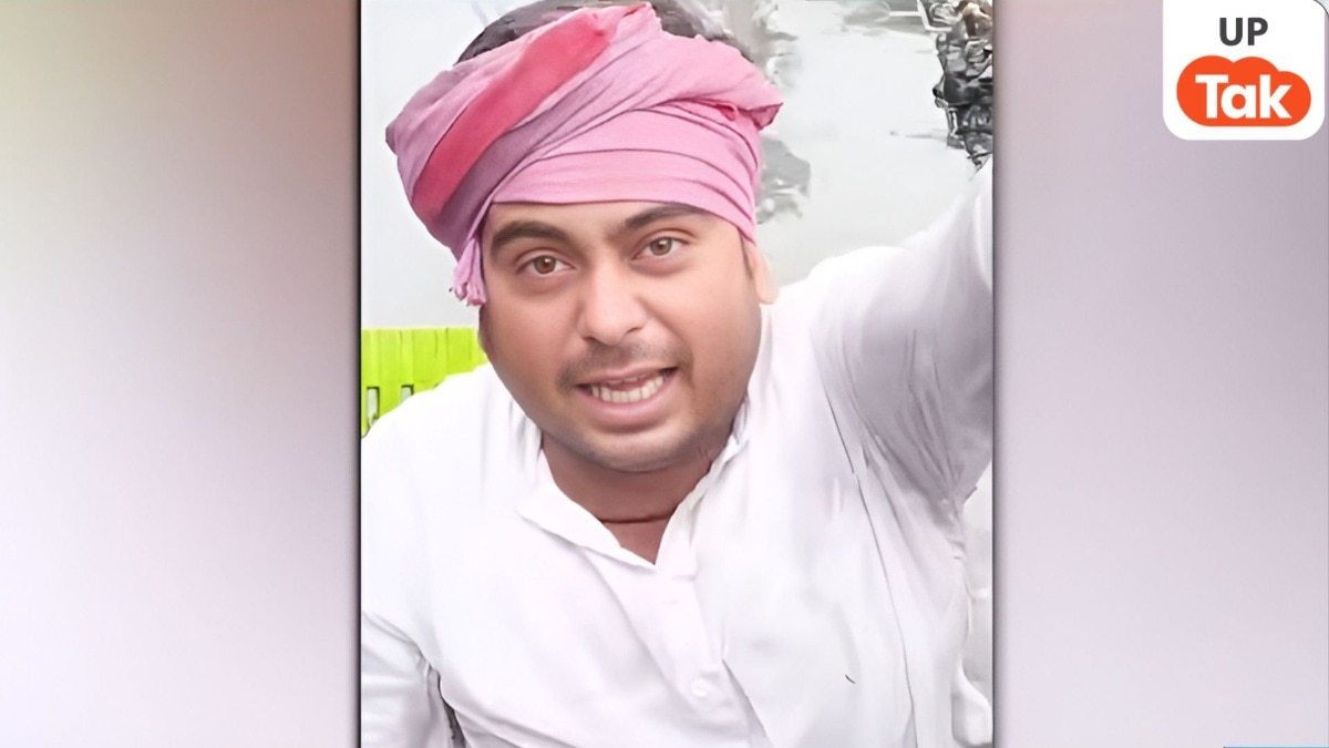 चंदौली में नाले के बीच कुर्सी डालकर बैठ गए सपा कार्यकर्ता पंकज यादव! वीडियो वायरल होते ही पुलिस ने जो किया...