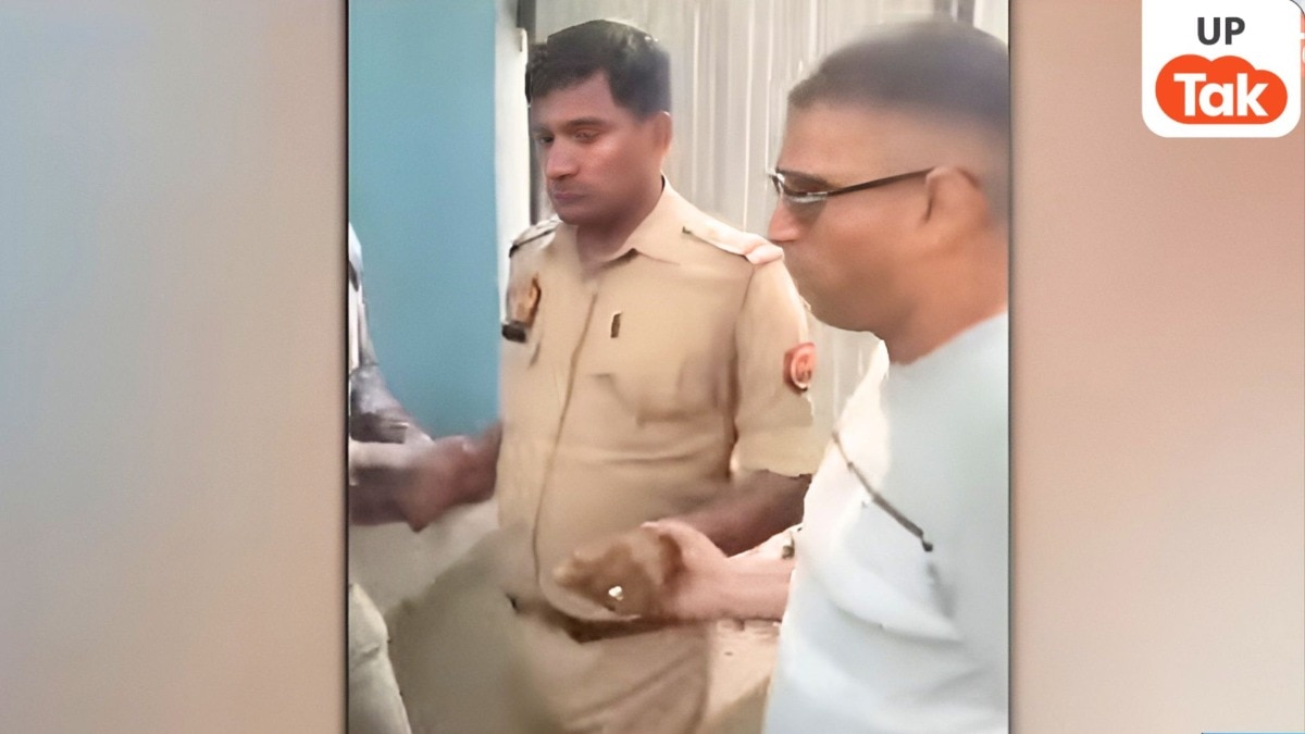 FIR से नाम हटाने के बदले मांग रहे थे रिश्वत... झांसी में दरोगा और सिपाही एंटी करप्शन टीम के जाल में फंसे!