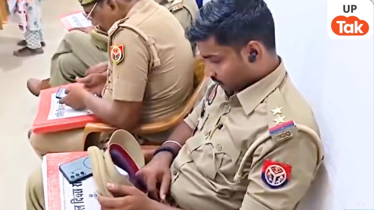 जनता की फरियाद सुनने पहुंचे थे साहब, लेकिन टोपी के अंदर मोबाइल रखकर देखने लगे वीडियो! आजमगढ़ का वीडियो हुआ वायरल 