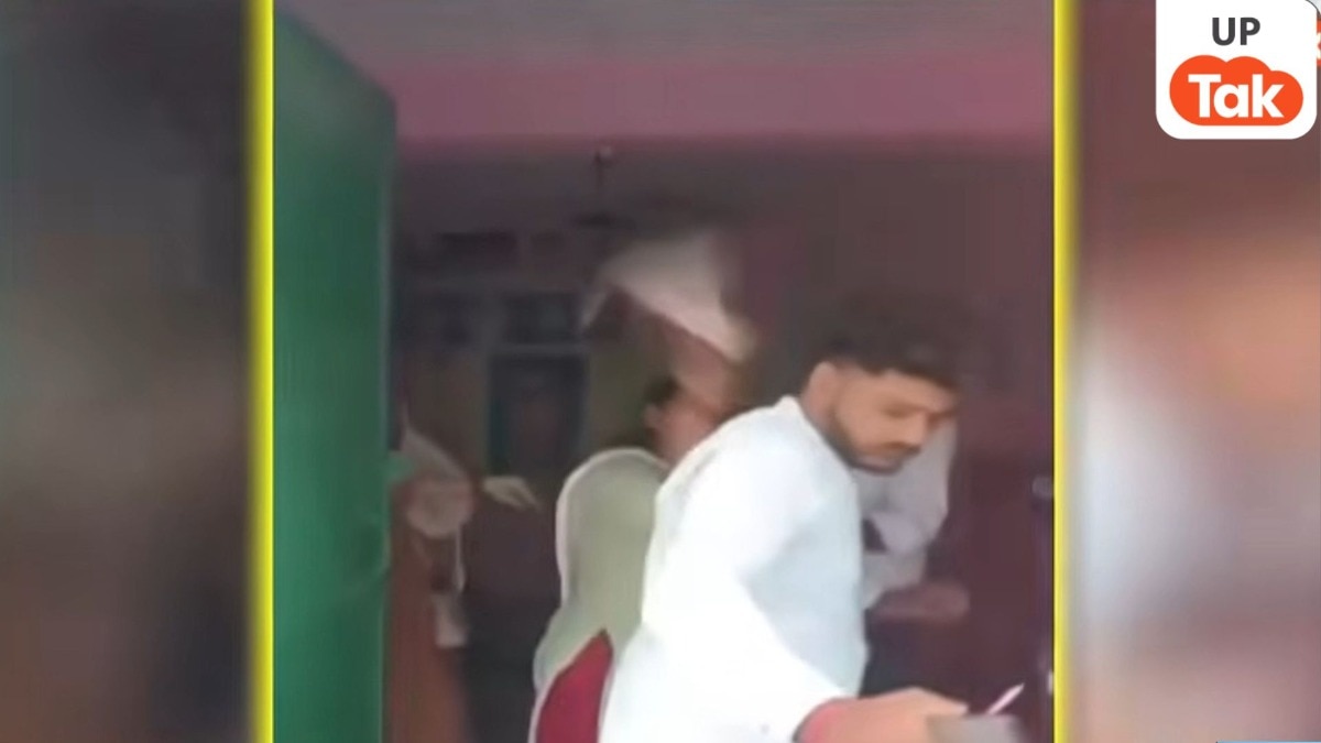 टीसी मांगने पहुंचे अभिभावक पर भड़कीं प्रधानाध्यापिका! कौशांबी के सरकारी स्कूल में जूते से मारने का वीडियो वायरल