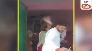 टीसी मांगने पहुंचे अभिभावक पर भड़कीं प्रधानाध्यापिका! कौशांबी के सरकारी स्कूल में जूते से मारने का वीडियो वायरल UP Tak