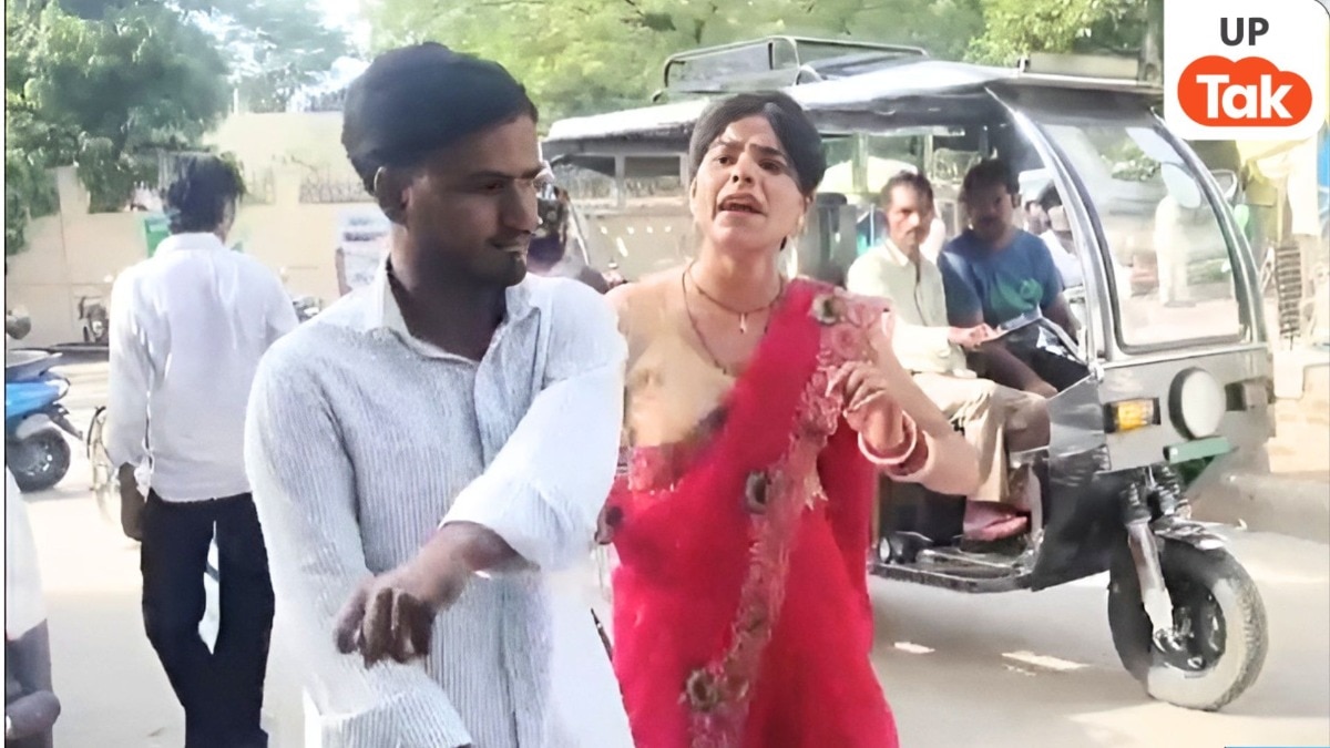 महिला थाने के बाहर पति-पत्नी का हाईवोल्टेज ड्रामा! बाइक के लिए सड़क पर कॉलर पकड़कर हुई लड़ाई, वीडियो वायरल