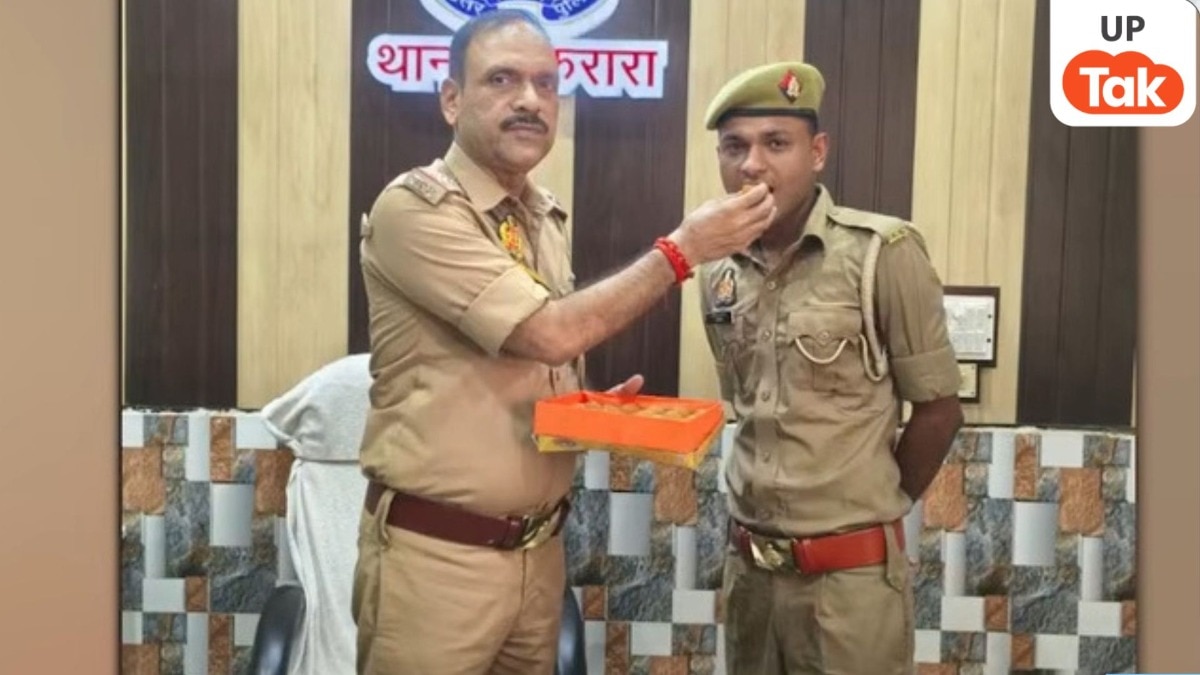 यूपी पुलिस में कांस्टेबल की ड्यूटी करने वाले जवानों ने क्रैक किया SI Exam, रिजल्ट आते ही अफसरों ने मिठाई खिलाकर दी बधाई!