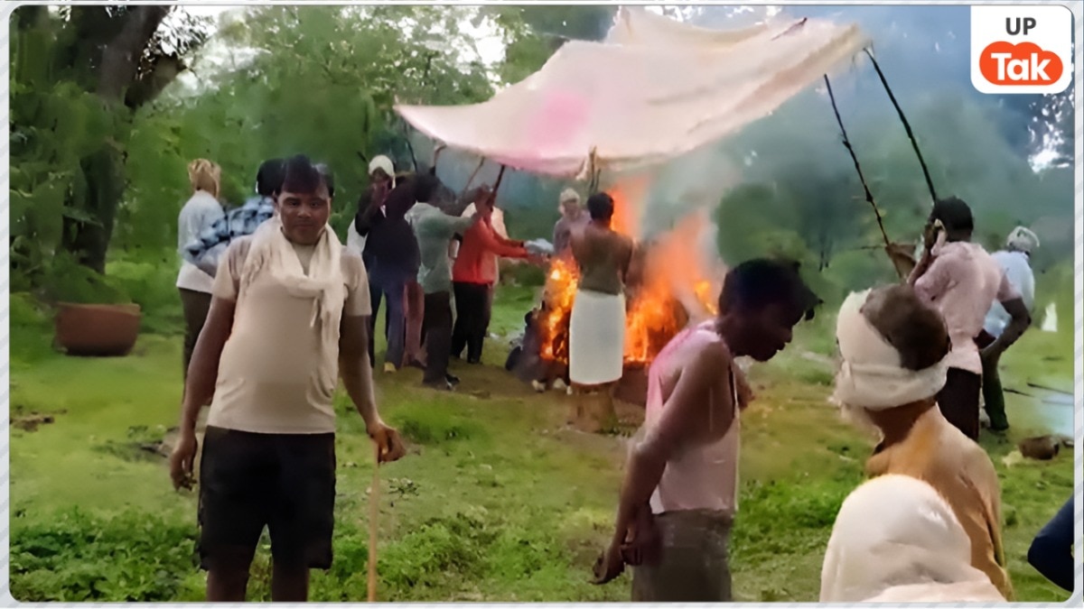 मौत के बाद भी नहीं मिली सुकून की दो गज जमीन! झांसी में श्मशान घाट पर तिरपाल के सहारे हुआ अंतिम संस्कार 